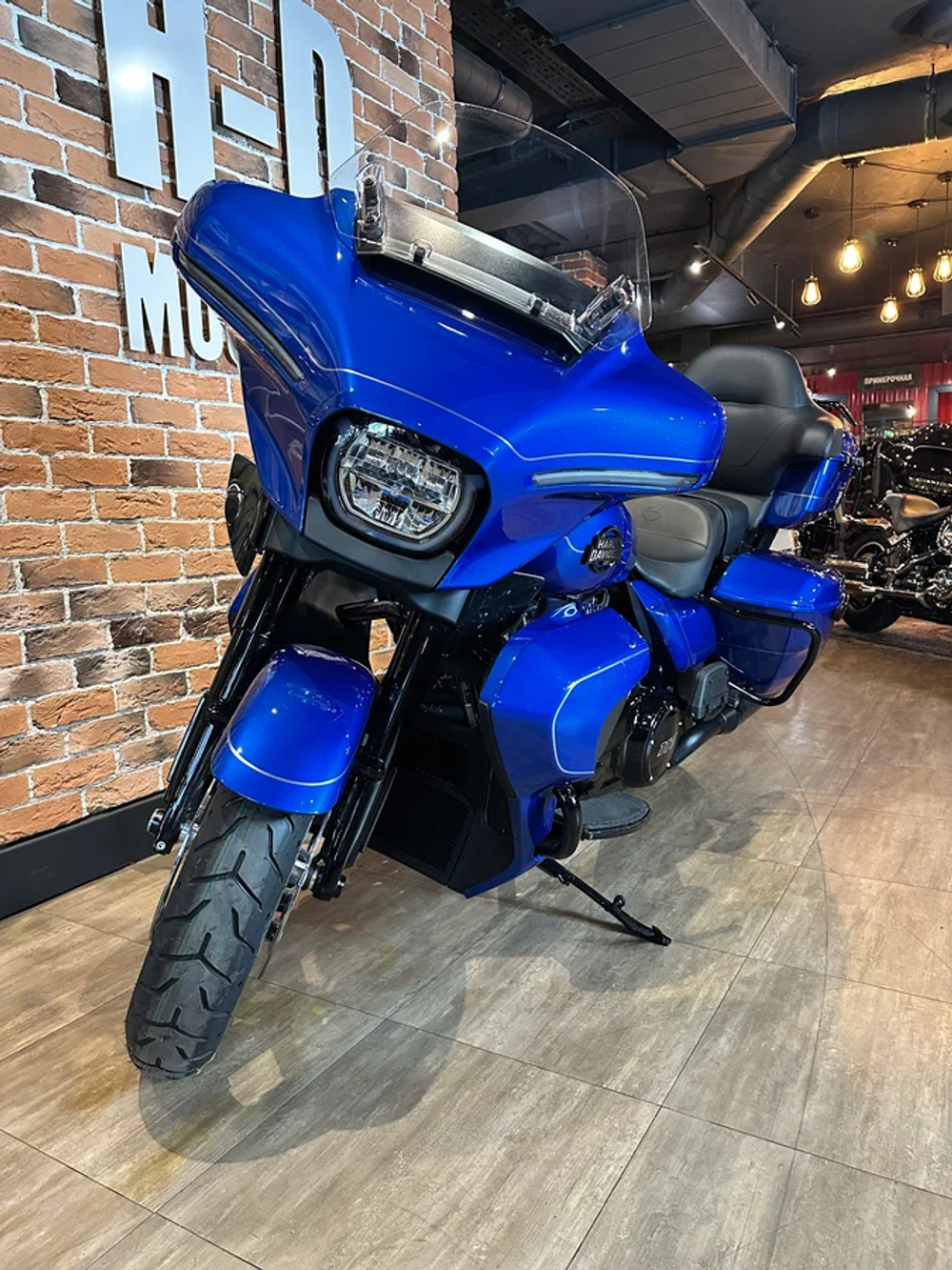 STREET GLIDE™ Ultra 117 в цвете BLUE BURST (BLACK TRIM)