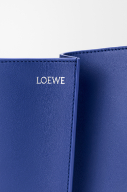 Loewe Средняя сумка-ведро Bilbao из гладкой телячьей кожи, ярко-синий