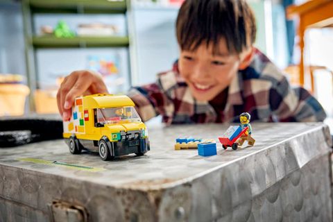 Конструктор LEGO City 60500 The LEGO Van