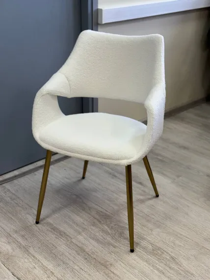 Стул Curv Soft с высокой спинкой, белый мех с золотыми ножками