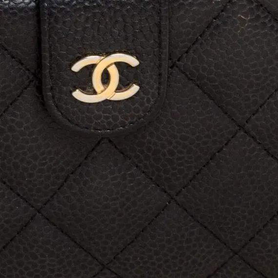 Женский черный стеганый кожаный кошелек Chanel с L-молнией