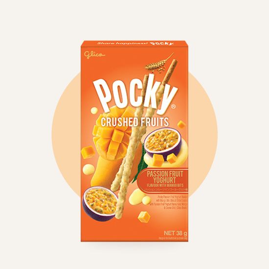 Pocky Passion Fruity Yoghurt 38 г — упаковка на фирменном фоне OH MY GEEK
