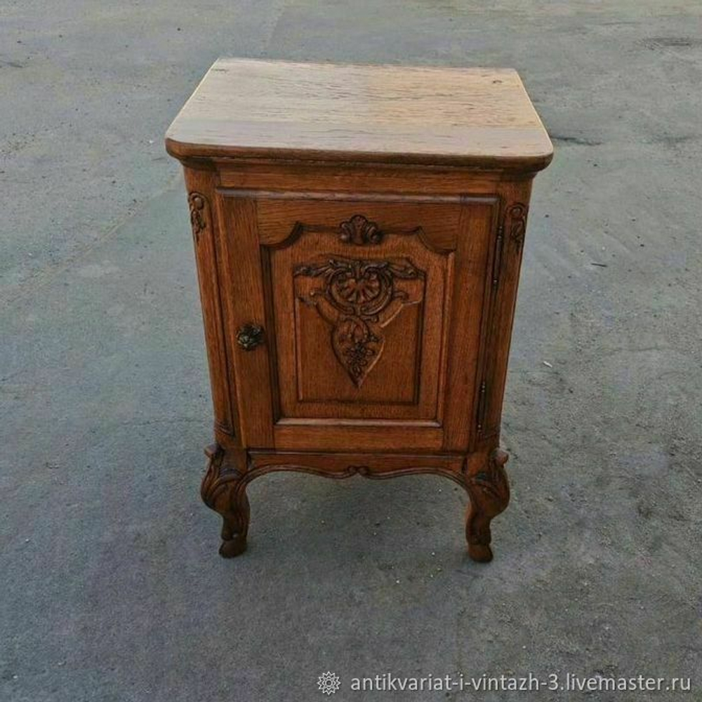 Старинная тумбочка