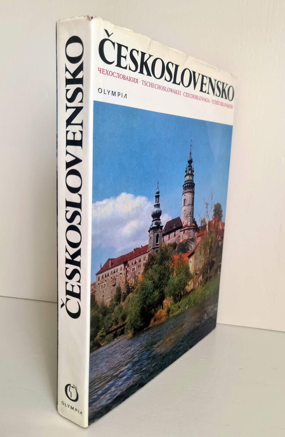 "Ceskoslovensko". На чешском языке.