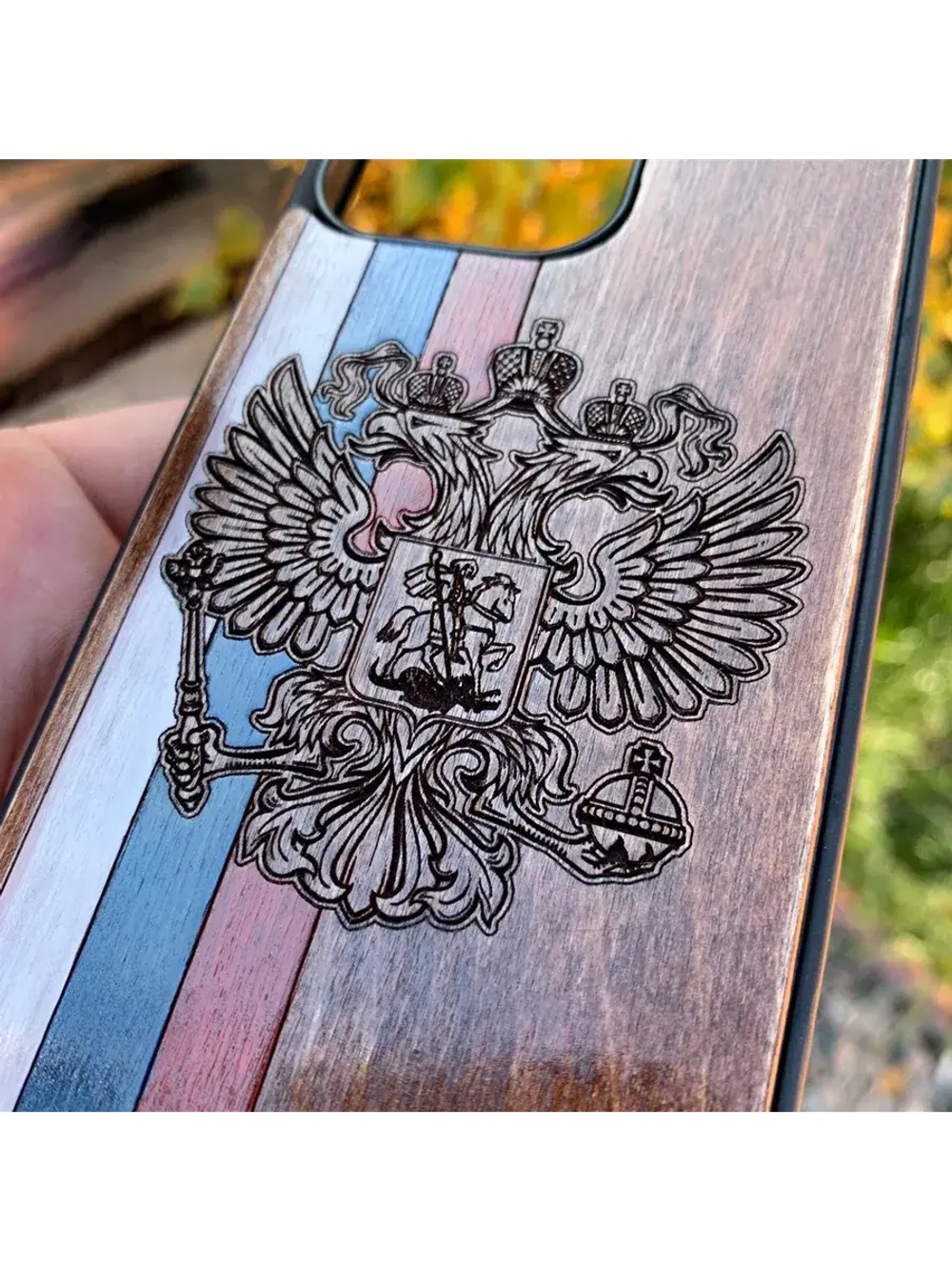 Чехол для iPhone 16 Россия Флаг Герб из дерева
