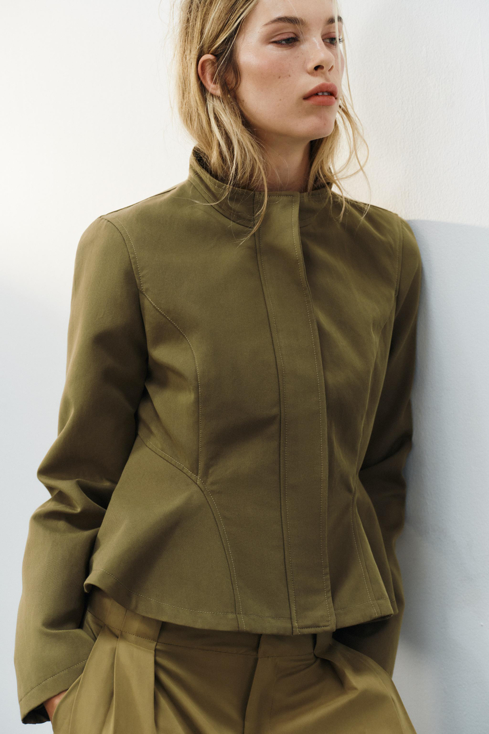 ZARA ПРИТАЛЕННАЯ КУРТКА С БАСКОЙ, ХАКИ
