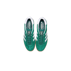 alt="Кроссовки adidas Gazelle Indoor арт. IG1596 с зеленым замшевым верхом, белыми полосками и золотым логотипом Gazelle вид спереди"