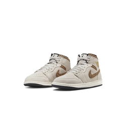 alt="Кроссовки Jordan 1 Mid Brown Elephant арт. DZ4129-102 с замшевыми вставками и принтом слоновья кожа вид спереди"