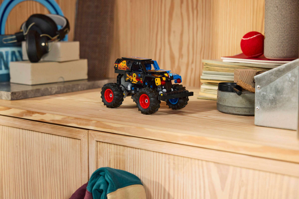 Конструктор LEGO Technic 42219 Monster Jam Grave Digger Fire and Ice