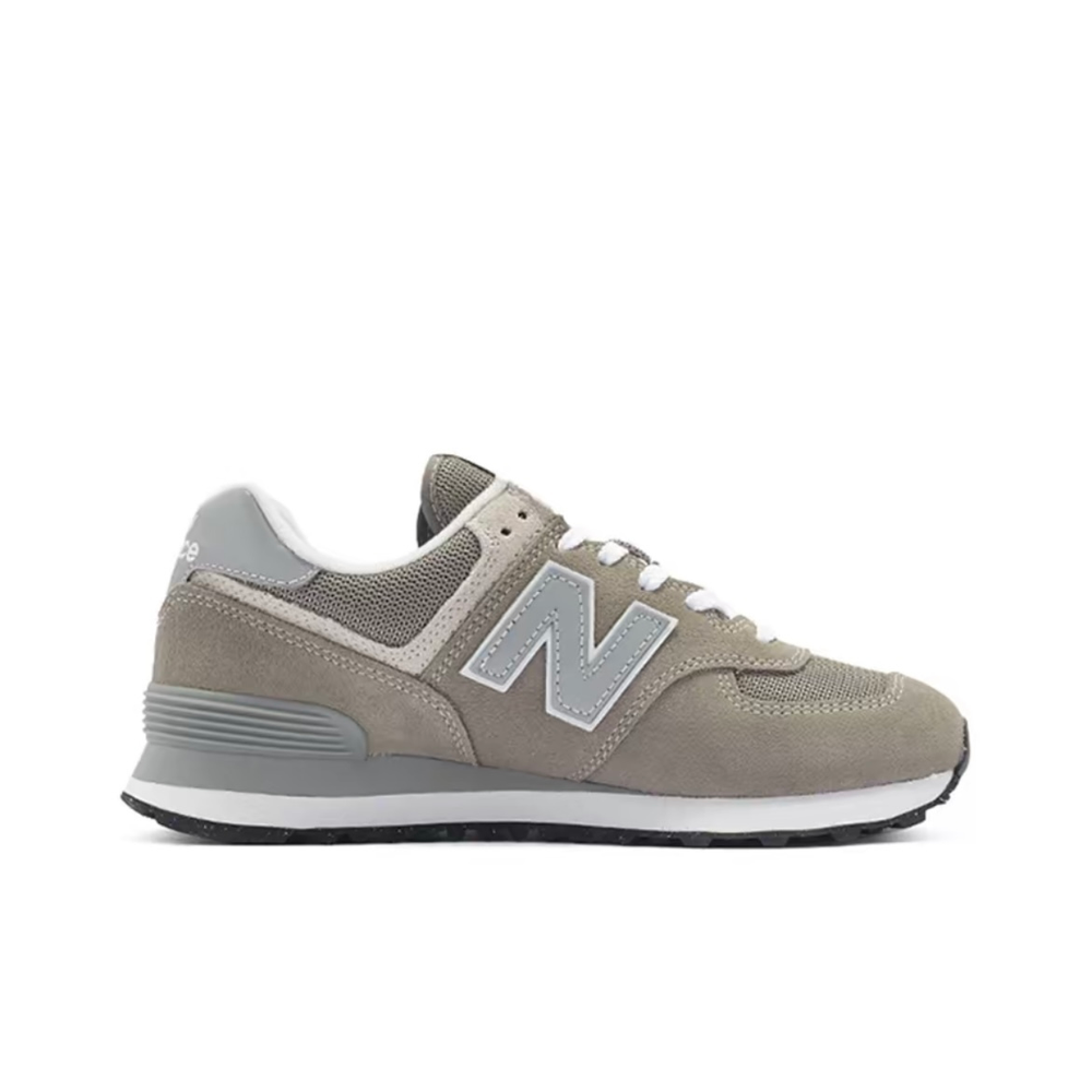 alt="New Balance 574 Evergreen ML574EVG серый с серебристыми акцентами вид сбоку на белом фоне"