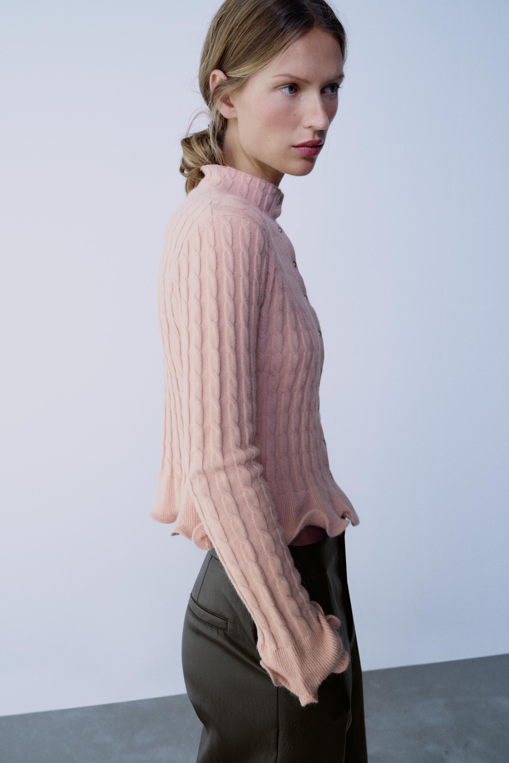 ZARA КАРДИГАН ИЗ ТРИКОТАЖА КОСИЧКОЙ С ВОЛАНАМИ, СВЕТЛО-РОЗОВЫЙ