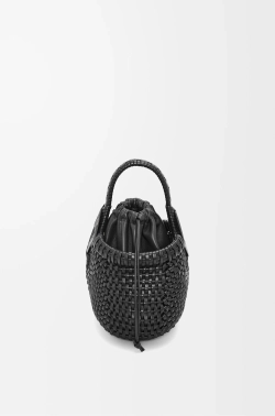 Loewe Миниатюрная круглая плетеная сумка Diamond из телячьей кожи, черный