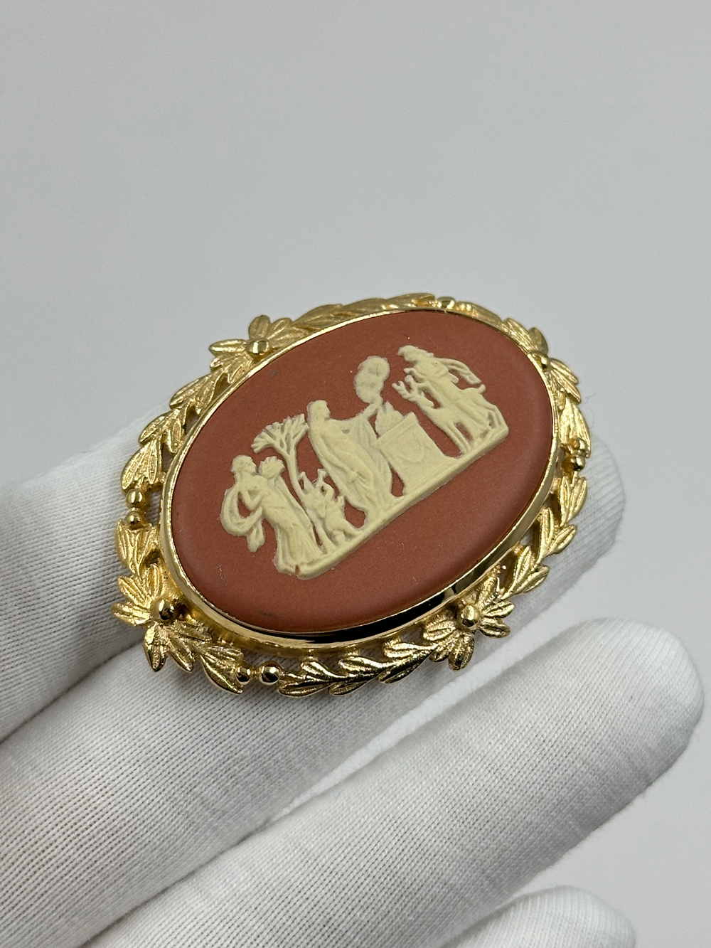 Брошь Wedgwood терракотовая