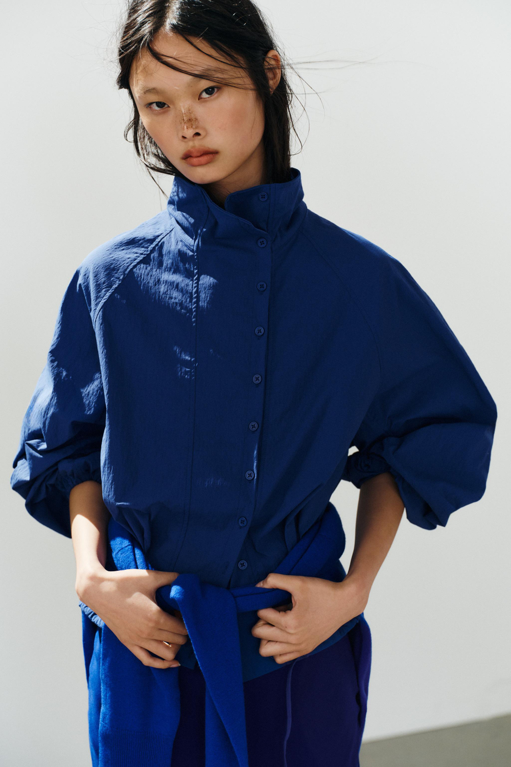 ZARA КУРТКА ИЗ ТЕХНИЧЕСКОЙ ТКАНИ НА ПУГОВИЦАХ, ЯРКО-СИНИЙ