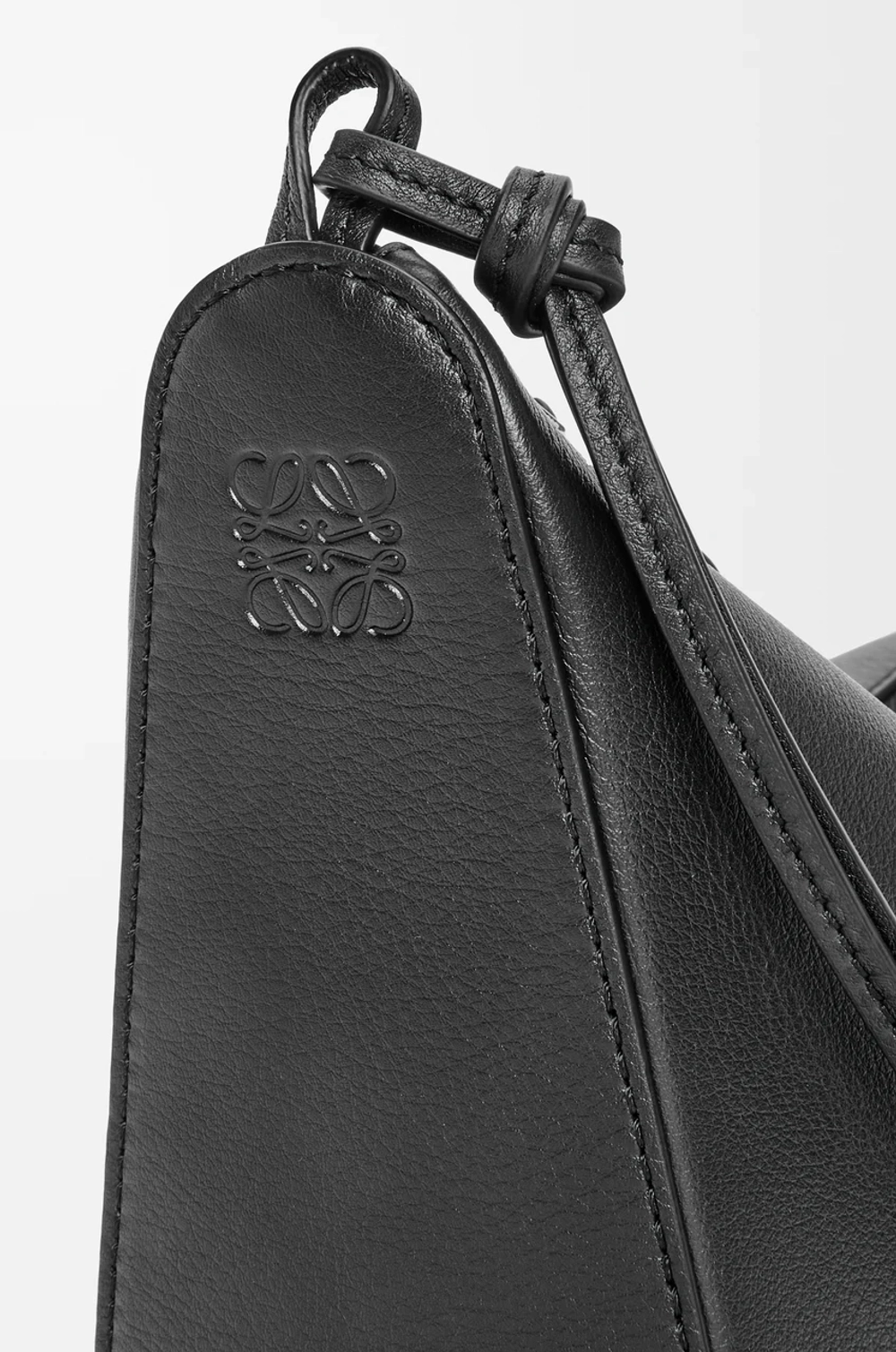 Loewe Мини сумка-хобо Hammock из классической телячьей кожи, черный
