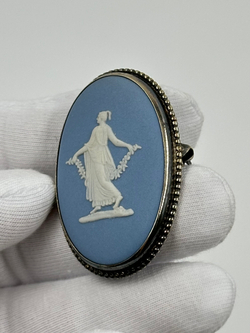 Брошь Wedgwood голубая