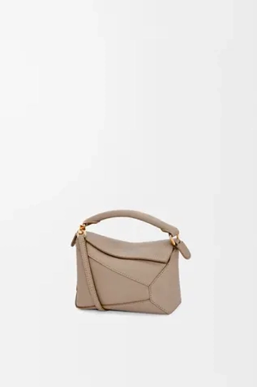 Loewe Мини-сумка Puzzle Edge из мягкой зернистой телячьей кожи, песочный