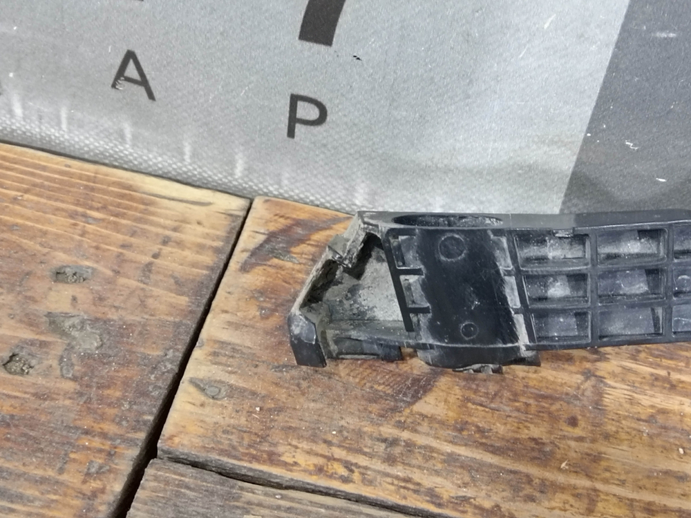 Кронштейн заднего бампера левый Toyota Camry (XV70) 17-нв Б/У Оригинал 5257633130