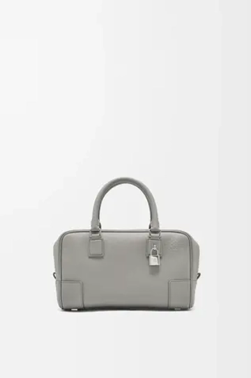 Loewe Сумка Amazona 23 из мягкой зернистой телячьей кожи, жемчужно-серый