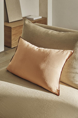 ZARA HOME ЧЕХОЛ НА ПОДУШКУ С ОВЕРЛОКОМ, РОЗОВАТО-БЕЖЕВЫЙ