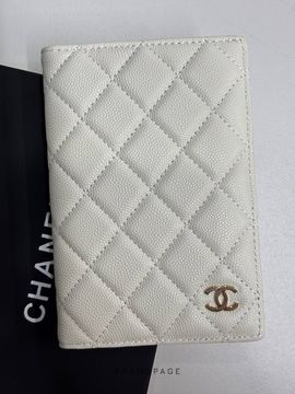 Обложка для паспорта белая от Chanel BP5-877796