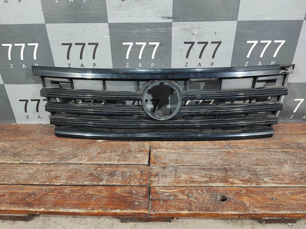 Решетка радиатора Volkswagen Touareg 3 18-нв Б/У Оригинал 760853651JBUS