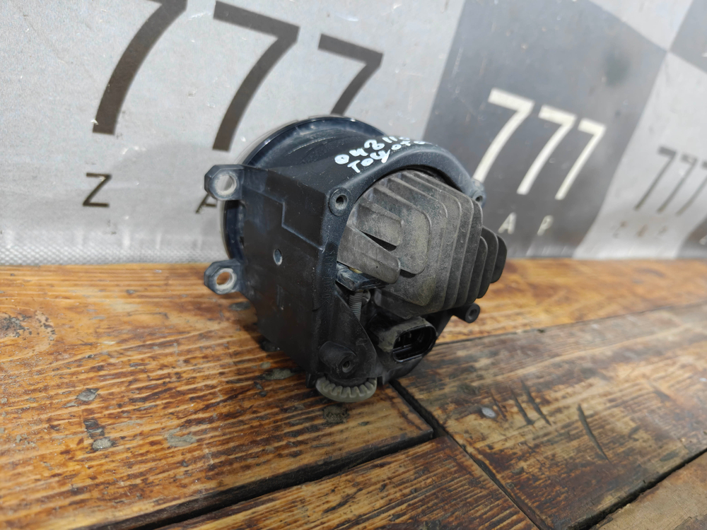ПТФ передняя правая LED Toyota LC Prado 150, Camry XV70, Land Cruiser 200 Б/У Оригинал 8121048051