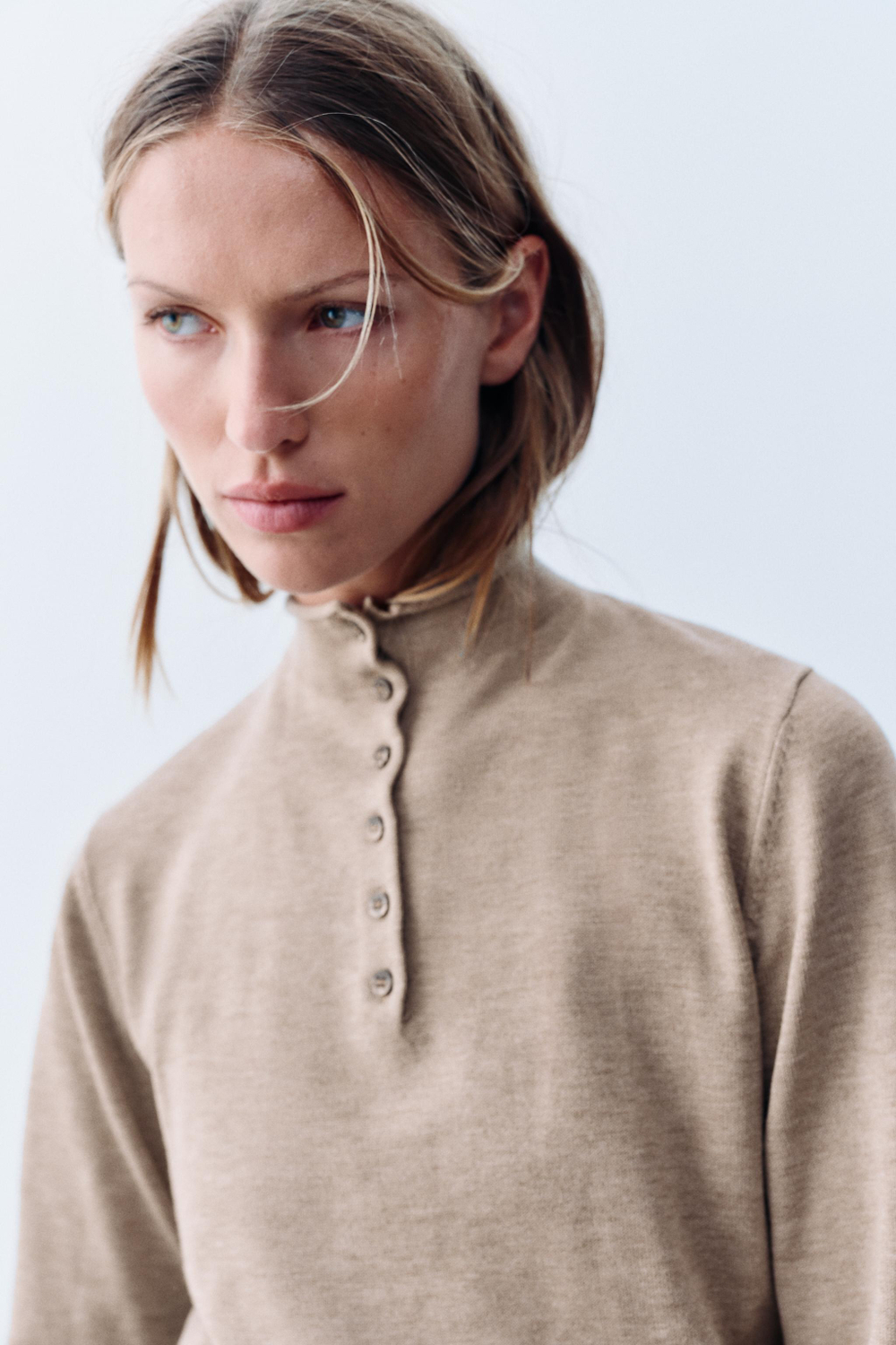 СВИТЕР С ВЫСОКИМ ВОРОТНИКОМ И ПУГОВИЦАМИ — ZARA