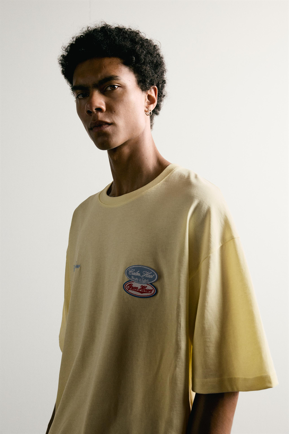 ФУТБОЛКА RELAXED FIT С КОНТРАСТНЫМИ НАШИВКАМИ — ZARA