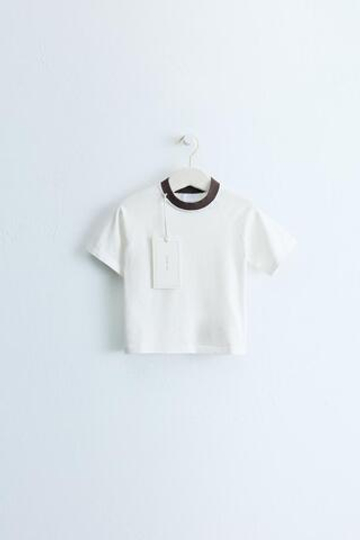 ZARA TIMELESS — ФУТБОЛКА С КОНТРАСТНЫМ ВОРОТНИКОМ, ЭКРЮ