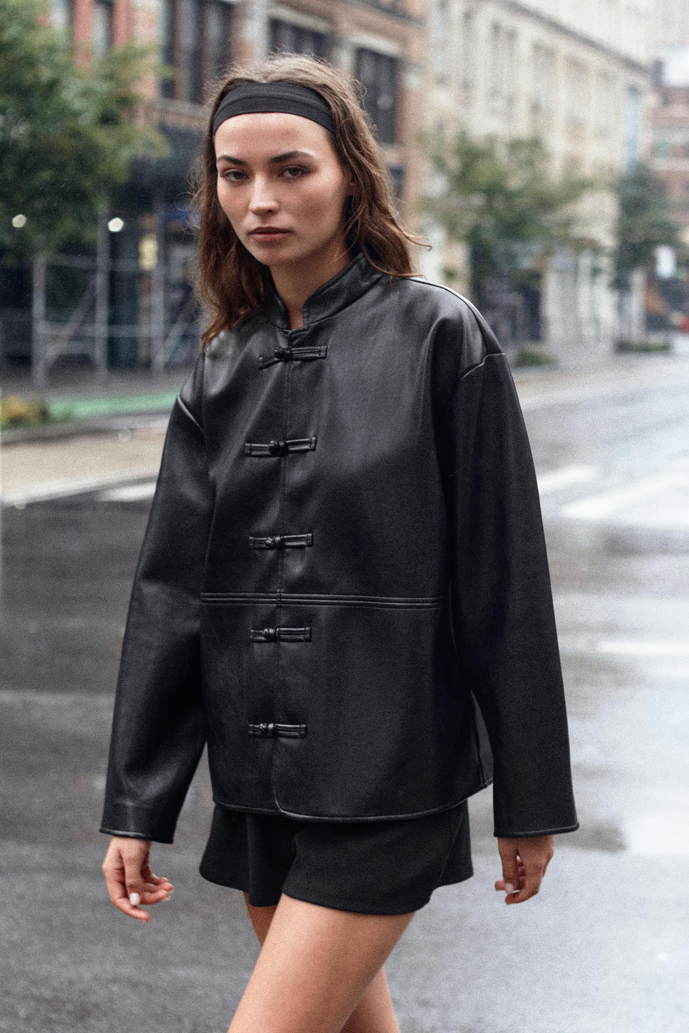 КУРТКА ИЗ ИСКУССТВЕННОЙ КОЖИ С ЗАСТЕЖКАМИ-ТОГГЛ — ZARA
