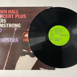Винтажная виниловая пластинка LP Louis Armstrong And His Orchestra, Town Hall Concert Plus (Англия 1981)