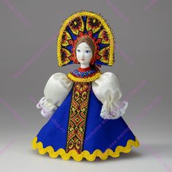 Малая подвесная кукла в круглом кокошнике с цветочками