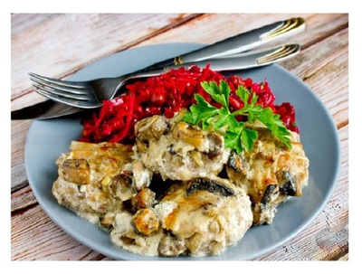 Биточки из мясного фарша, запечённые в сливочно-грибном соусе