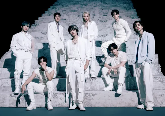 STRAY KIDS