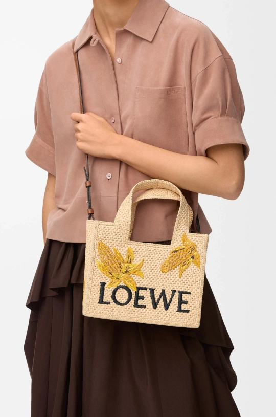 Loewe Маленькая сумка-тоут Font из рафии, натуральный/горчичный