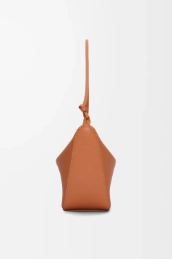 Loewe Мини сумка-хобо Hammock из классической телячьей кожи, желто-коричневый