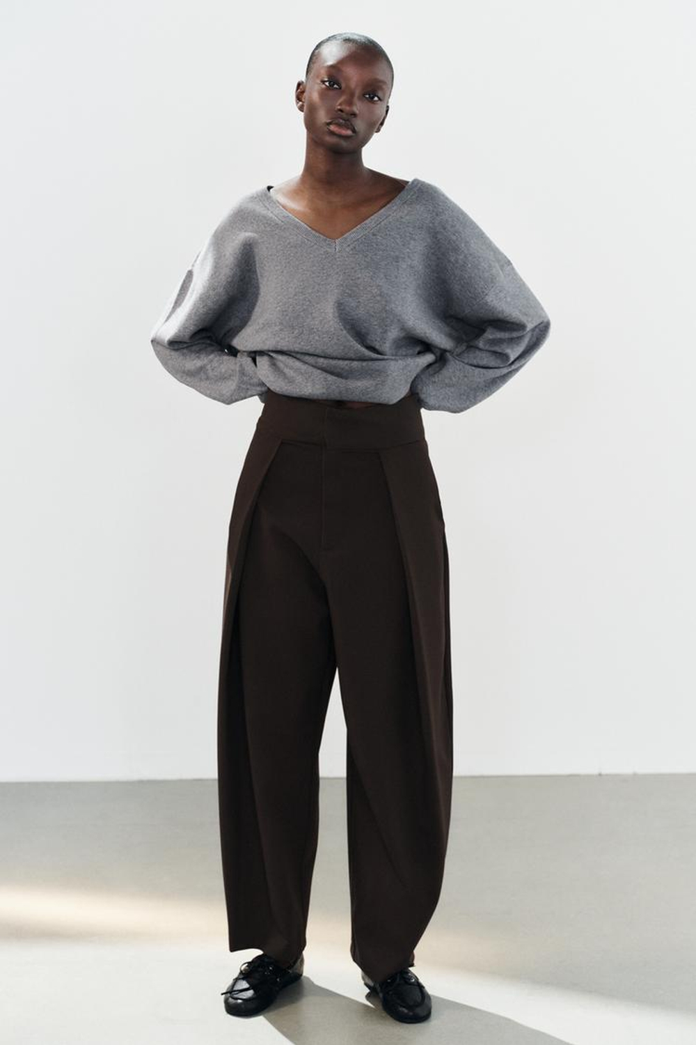 ZARA БРЮКИ BALLOON С ЗАЩИПАМИ, ТЕМНО-БОРДОВЫЙ