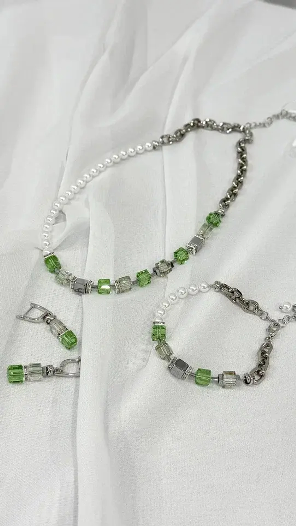 Серьги из салатовых и прозрачно-радужных кубиков Swarovski с гематитом и кристаллами,оттенок серебро