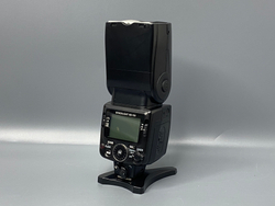 Nikon SB-700 — небольшой скол на корпусе