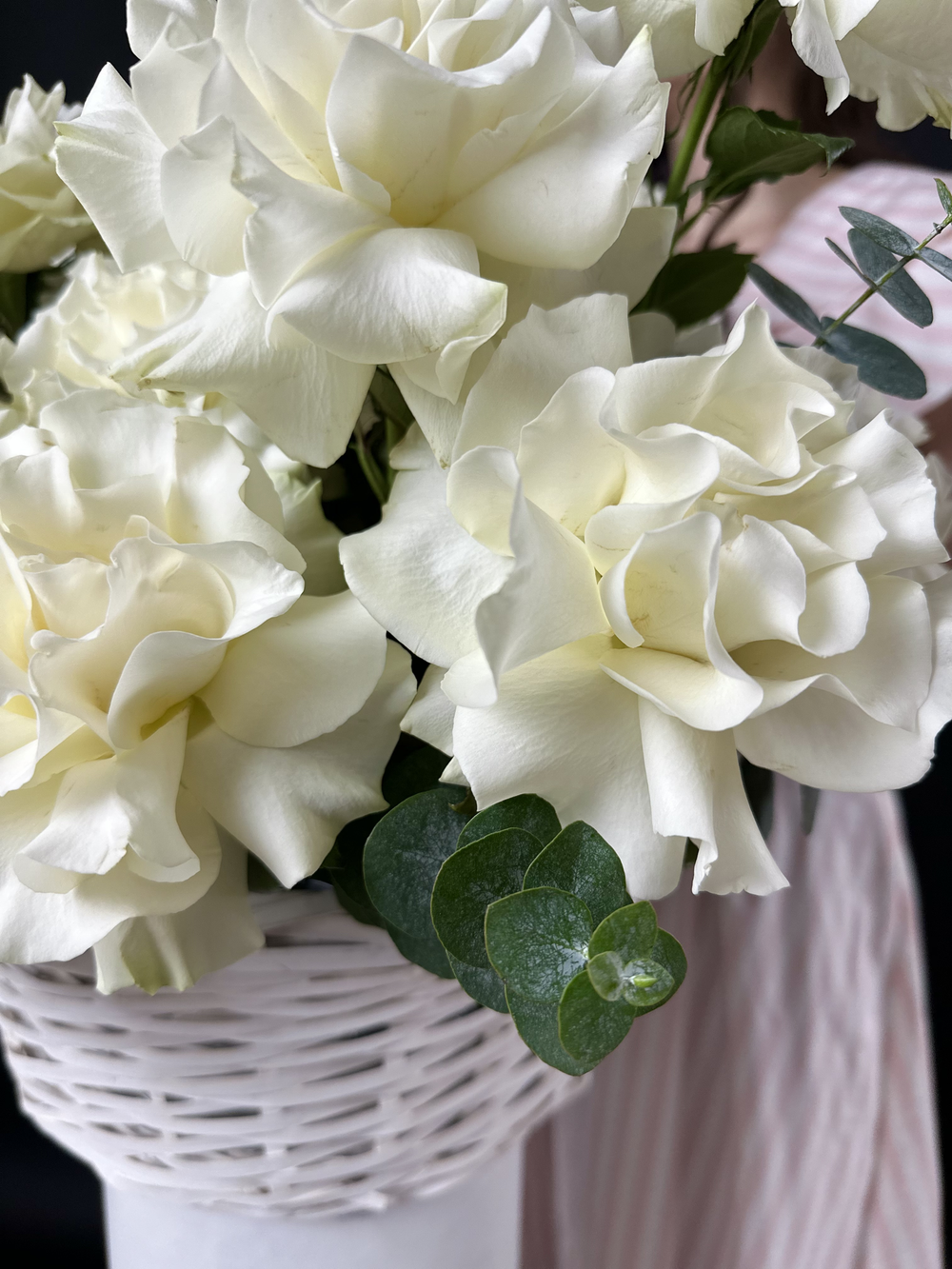 Bouquet of 25 white French Blanche roses in a basket