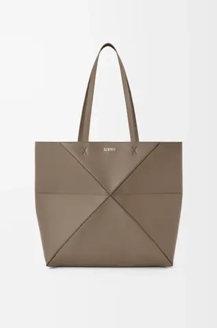 Loewe Средняя сумка-тоут Puzzle Fold из мягкой зернистой телячьей кожи, серо-коричневый