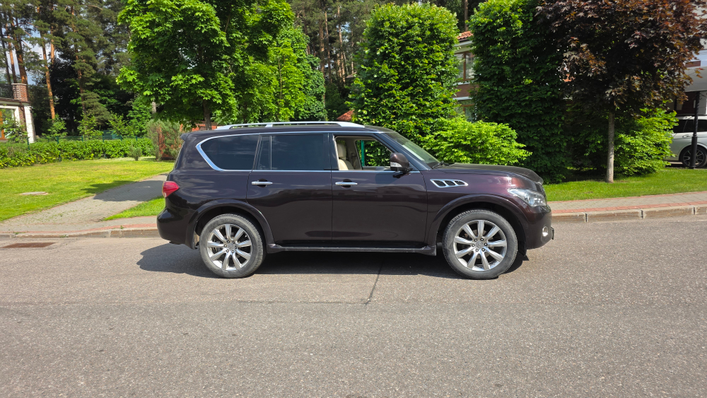 Автомобиль Infiniti QX56