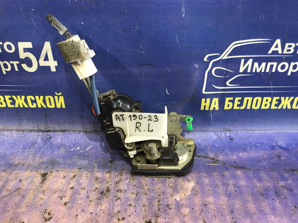 Замок двери задней левой TOYOTA CARINA E 1997