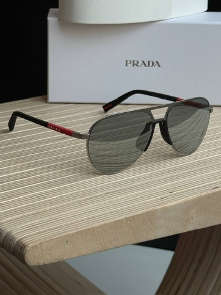Солнцезащитные очки Prada