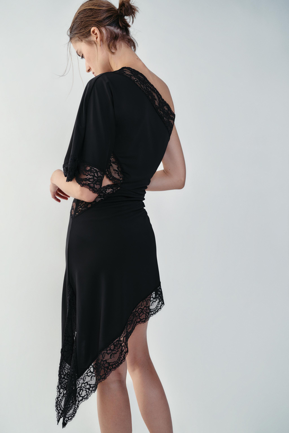 АСИММЕТРИЧНОЕ КРУЖЕВНОЕ ПЛАТЬЕ — ZARA