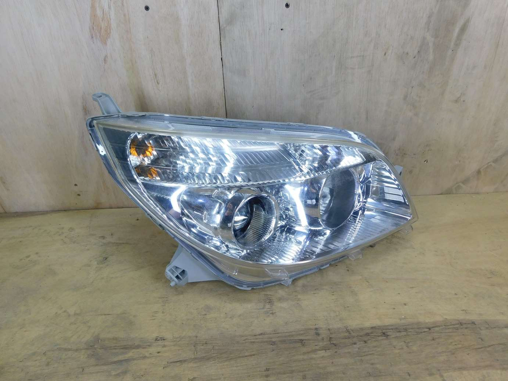 фара правая Toyota Rush J200G J210E 60-75