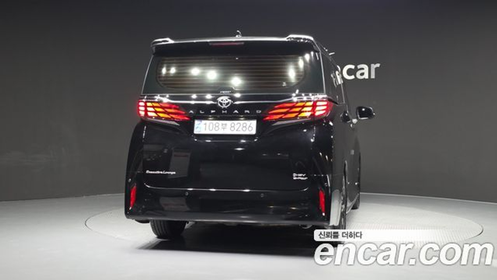 Toyota Alphard 2.5 HEV Executive AWD — 2024