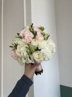 Свадебный букет из одноголовых роз, диантусов, лизиантуса и эвкалипта