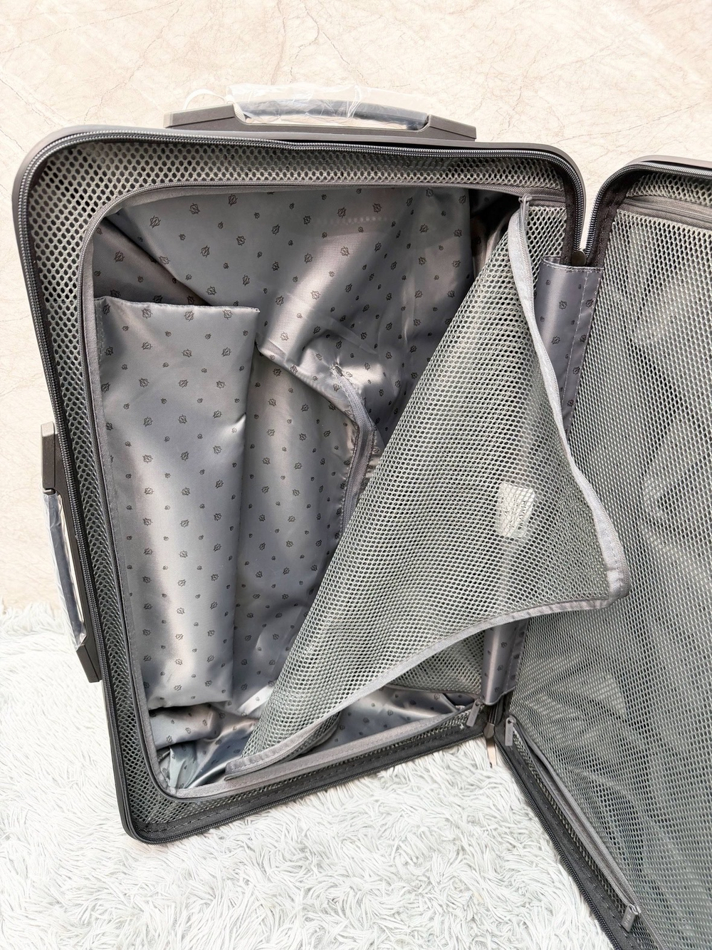 Дорожный чемодан Rimowa Essential Lite